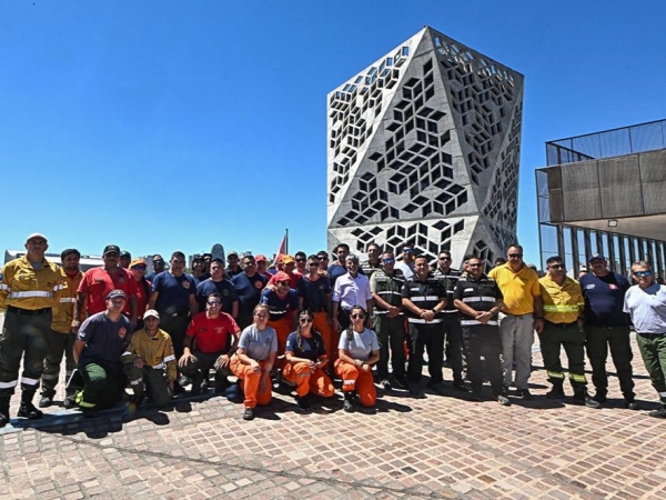 La Provincia suma m&aacute;s bomberos y equipamiento para combatir los incendios en el sur del pa&iacute;s