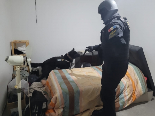 Detuvieron a una pareja  por vender drogas en las escalinatas de una parroquia de Cosqu&iacute;n