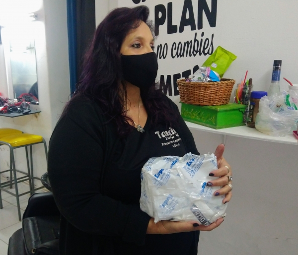 Valle Hermoso: una peluquera solidaria arma cascos fr&iacute;os para pacientes oncol&oacute;gicos