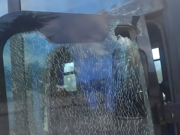Cosqu&iacute;n: intent&oacute; subir a un colectivo sin pagar, rompi&oacute; un vidrio de una pedrada y termin&oacute; detenido