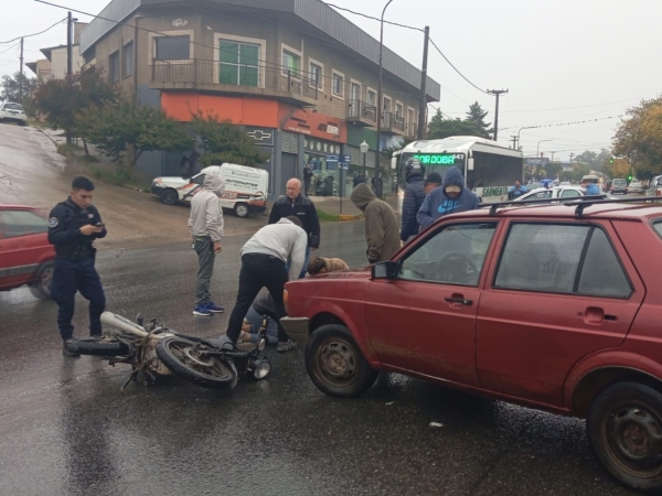 Joven herida en un accidente entre una moto y un auto en la ruta 38
