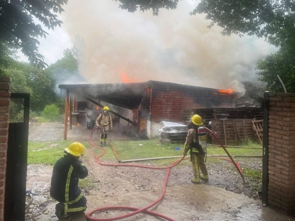 Cosqu&iacute;n: un rayo impact&oacute; en una caba&ntilde;a y desat&oacute; un incendio