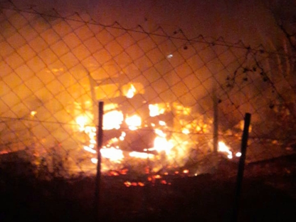Da&ntilde;os totales en el incendio de una casilla rodante en Huerta Grande