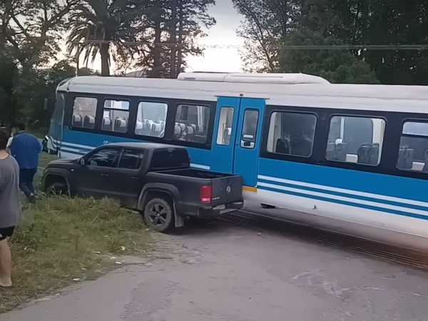 Accidente entre el Tren de las Sierras y una camioneta en Cosqu&iacute;n