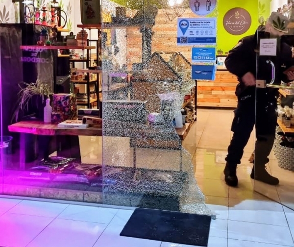 La Falda: le reventaron la vidriera a un local c&eacute;ntrico