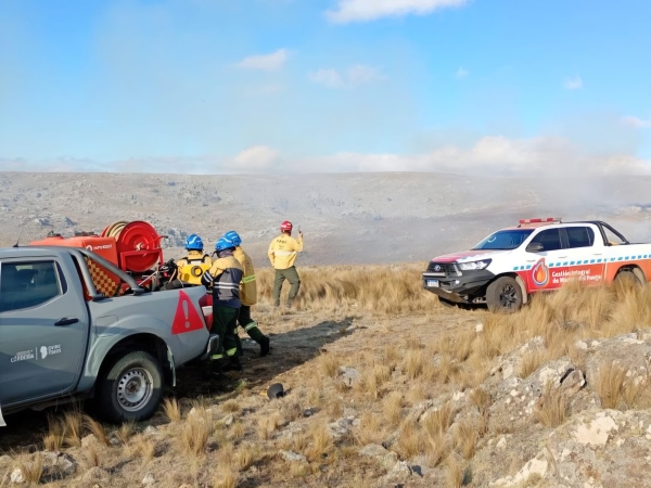 Est&aacute; contenido el incendio forestal en Piedras Azules