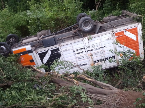 Accidente en Huerta Grande: un cami&oacute;n se dio vuelta en la ruta 38