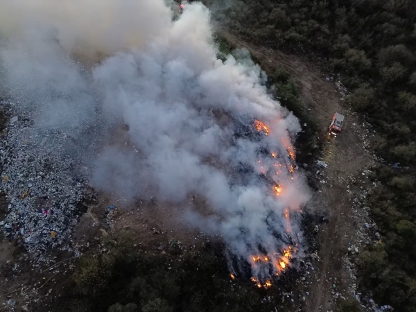 Bomberos combaten un incendio forestal en Casa Grande