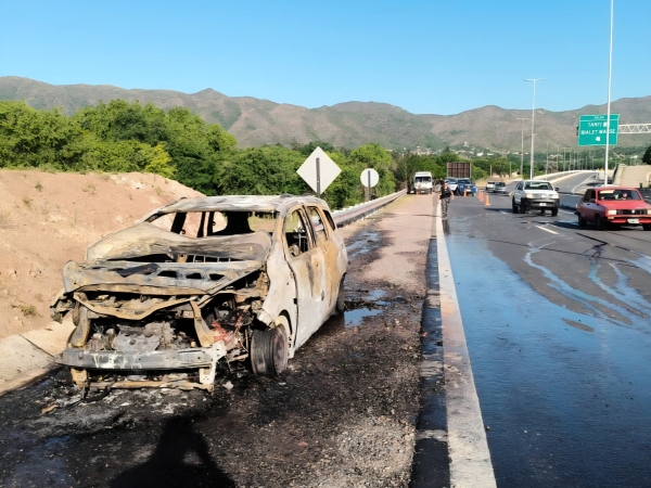 Un auto se incendi&oacute; por completo en la Autov&iacute;a Punilla