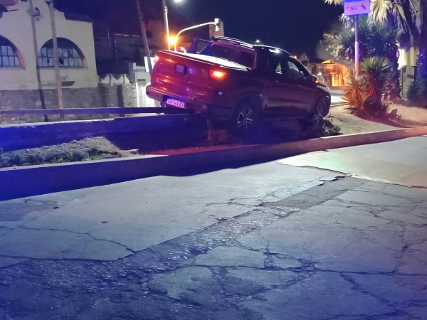 Valle Hermoso: perdi&oacute; el control de la camioneta y termin&oacute; arriba de un cantero en la ruta