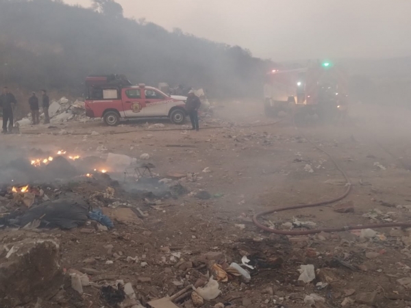 Bomberos controlaron un incendio en el basural de Valle Hermoso