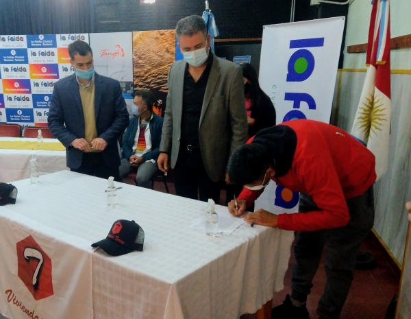 La Falda: familias damnificadas por las tormentas de enero, firmaron la cesi&oacute;n de terrenos y construcci&oacute;n de viviendas