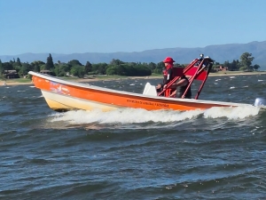 Rescataron a dos tripulantes de una moto de agua en el dique San Roque