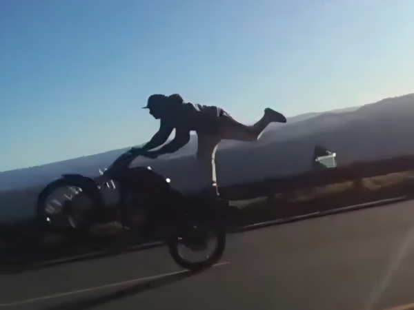 Maniobras peligrosas de motociclistas en el Camino del Cuadrado (Video)