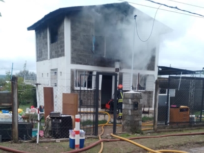 Valle Hermoso: un incendio dej&oacute; da&ntilde;os totales en la planta alta de una vivienda