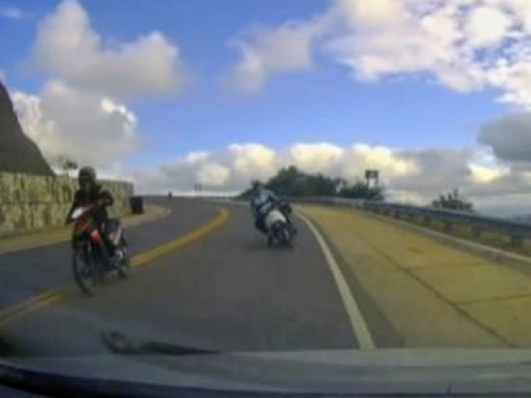 De milagro no fue una tragedia: las peligrosas maniobras de dos motos en el Camino del Cuadrado (video)