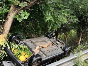 Un auto desbarranc&oacute; camino al Dique de La Falda