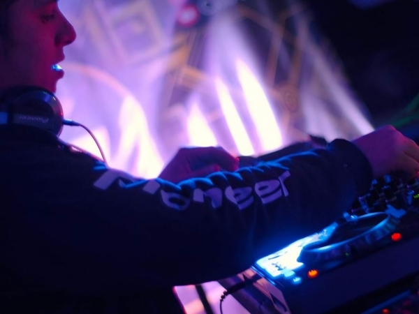 Es DJ de La Falda, le robaron su computadora y solicita ayuda para recuperarla