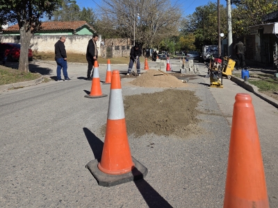 Valle Hermoso: se avanza con tareas de bacheo e instalaci&oacute;n de luminarias solares