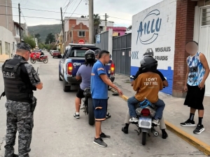 La Falda: dos agentes municipales embestidos por motociclistas que intentaron evadir controles
