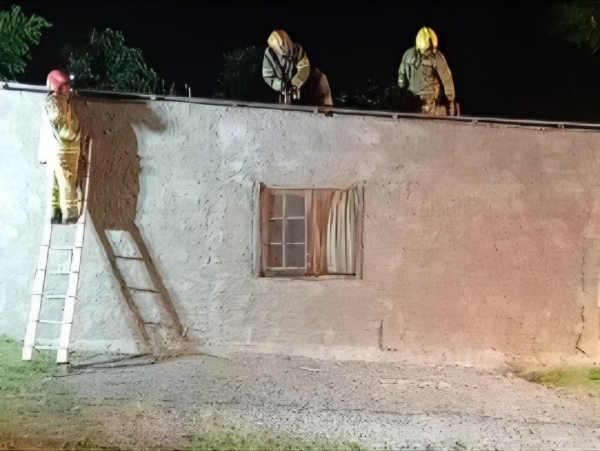 Bomberos de La Falda colocaron el techo de una casa volado por el viento