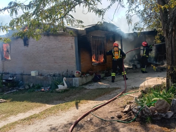 Incendio en Valle Hermoso: da&ntilde;os totales en una vivienda