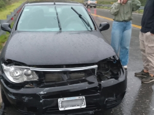 Camino del Cuadrado: un auto despist&oacute; y termin&oacute; chocando contra un guardarra&iacute;l