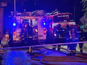 Bomberos extinguieron un incendio en un local comercial de Valle Hermoso