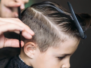 Enorme gesto: corte gratis para ni&ntilde;os en una peluquer&iacute;a de La Falda