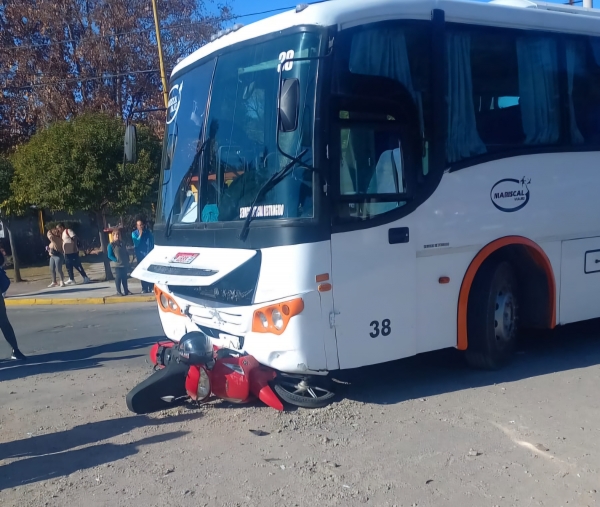 Joven motociclista herido tras un choque con un colectivo en Huerta Grande