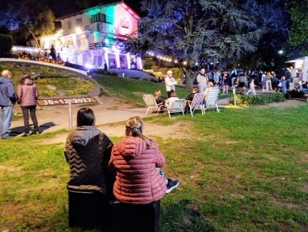 Turistas y vecinos disfrutaron del show de cierre de a&ntilde;o en Villa Giardino