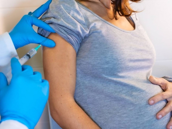 Salud recuerda que est&aacute; disponible una nueva vacuna para personas gestantes