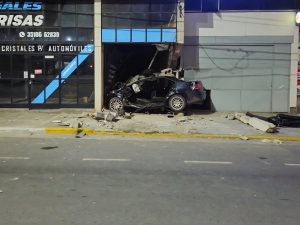 La Falda: perdi&oacute; el control del auto y termin&oacute; incrustado en un local comercial