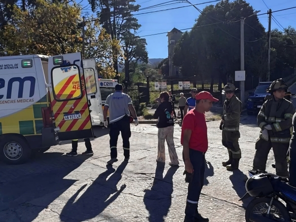 Choque entre una moto y un auto en La Falda: una mujer herida