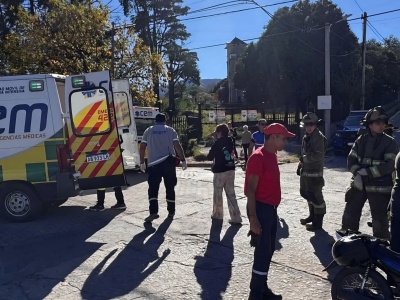 Choque entre una moto y un auto en La Falda: una mujer herida