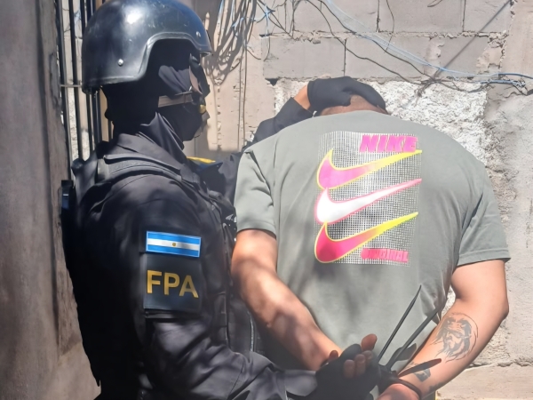 Desbaratan banda que ingresaba drogas a la c&aacute;rcel de Cruz del Eje: entre los detenidos hay un polic&iacute;a