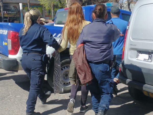 Ojos en Alerta La Falda: detienen a una mujer que intent&oacute; robar en un local de ropa