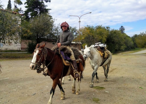 Pas&oacute; por Punilla el hombre que recorre el pa&iacute;s a caballo