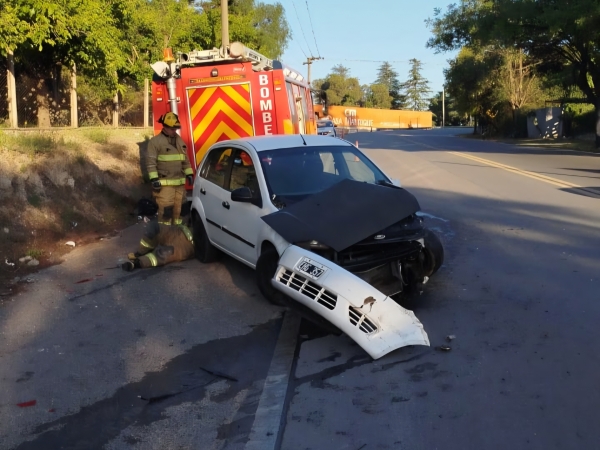 Circulaba por ruta 38, perdió el control y chocó a una camioneta estacionada