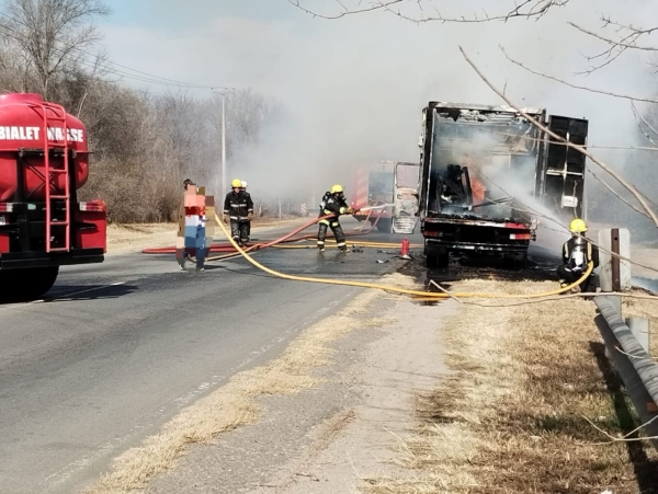 Un cami&oacute;n se incendi&oacute; cuando circulaba por la ruta E 55