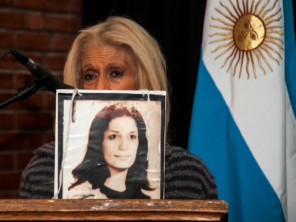 Coty en un acto con la foto de su hermana desaparecida en la &uacute;ltima dictadura en Argentina