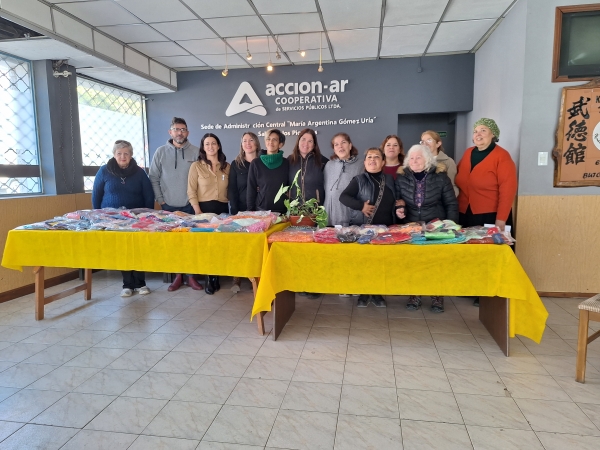 "Manos que Tejen": entregaron abrigos al Hospital y a un merendero de La Falda