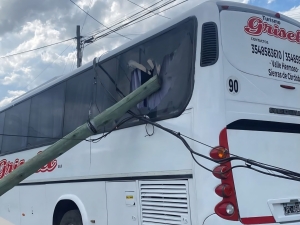 La Falda: colectivo enganch&oacute; un cable y tir&oacute; un poste que se incrust&oacute; en una ventanilla