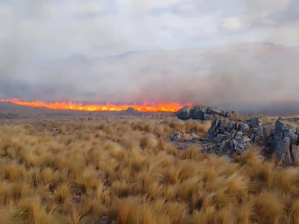 Contin&uacute;a activo el incendio en Piedras Azules