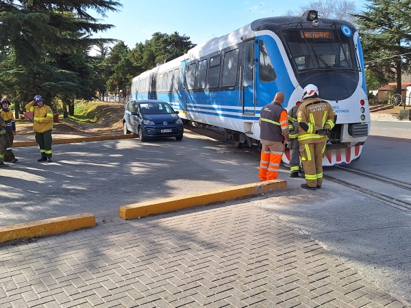 Accidente entre el Tren de las Sierras y un autom&oacute;vil en Huerta Grande: una mujer herida