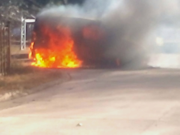 Un utilitario se incendi&oacute; por completo en Valle Hermoso