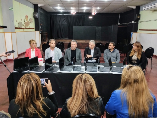 Telecom don&oacute; diez notebooks a instituciones de La Falda