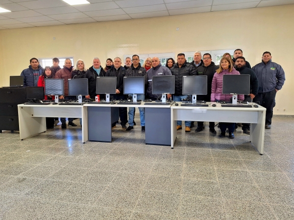 Telecom don&oacute; computadoras y mobiliario a la Municipalidad de Valle Hermoso