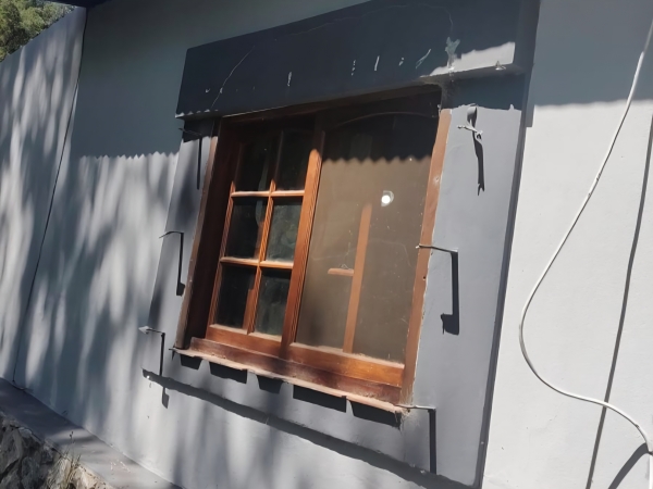 Robo en una casa de Villa Giardino: arrancaron la reja de una ventana para entrar