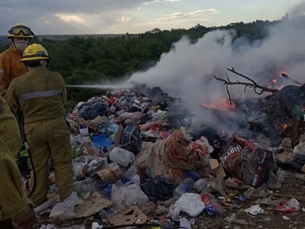 Bomberos de Villa Giardino extinguieron un incendio desatado en el basural